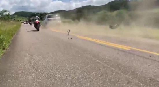 Perícia é feita em motos e caminhonete após acidente que deixou 3 mortos em Água Preta 1