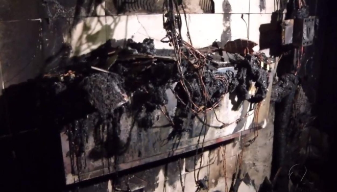 Realizada perícia em prédio atingido por incêndio em Cariacica ES 2 De acordo com o Corpo de Bombeiros, as chamas atingiram apenas o padrão de energia do imóvel e o motivo do incêndio teria sido um possível curto circuito.