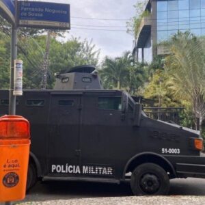 Blindado usado pela PM na Cidade de Deus passa por perícia; dois fuzis são apreendidos 4