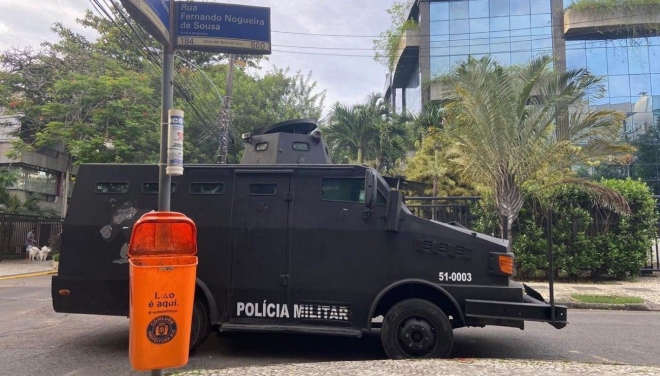 Blindado usado pela PM na Cidade de Deus passa por perícia; dois fuzis são apreendidos 2 Blindado usado pela PM na Cidade de Deus passa por perícia; dois fuzis são apreendidos 2